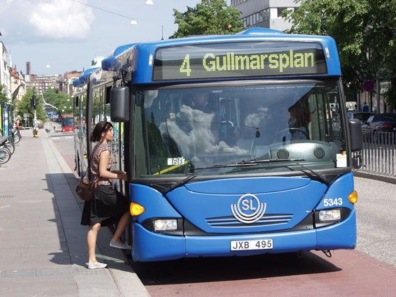 Nästa år ska Sveriges mest anlitade busslinje bli snabbare. Foto: SL.