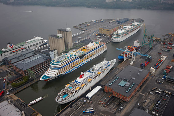 Kryssningsfartyg i Värtahamnen, Stockholm. Foto: Per-Anders Adamsson.