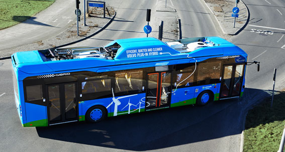 Breänslebesparingarna är större än väntat för Volvos laddhybridbussar. Foto: Volvo.