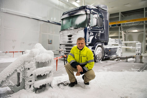 Christer Ramdén svarar för testerna i Scanias nya klimatvindtunnel. Foto: Scania.