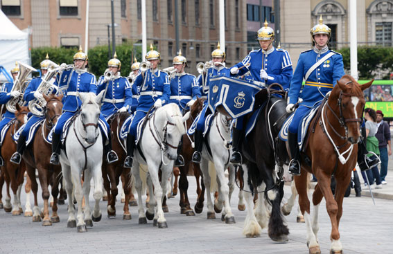 Populär turistattraktion i Stockholm – den beridna högvakten. Foto: Ulo Maasing.