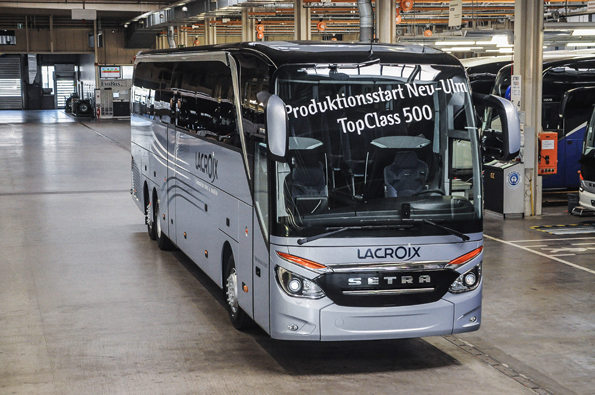 Den första Setra TopClass 500 har nu rullat av produktionslinan. Foto: Daimler Buses.