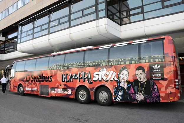 För designen av festivalbussen svarar artisterna Linda Pira och Stor. Foto: Ulo Maasing.