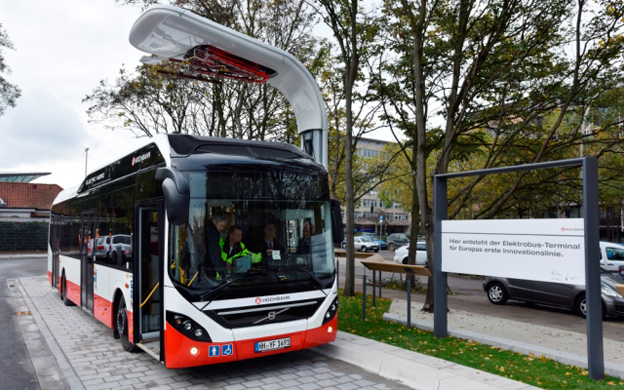 Lokaltrafiken i Hamburg, Hamburger Hochbahn, vsade på onsdagen sin första Volvo 7900 Electric Hybrid med tillhörande laddstation intill busstationen i centrum. Foto: Hochbahn.