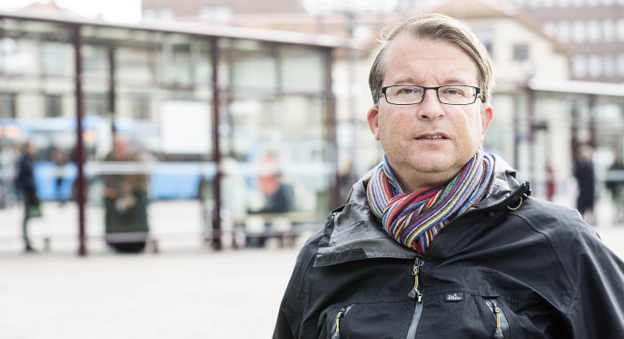 Nicklas Salomonsson vid Högskolan i Borås har studerat hot och våld mot anställda i kollektivtrafiken. Foto: Högskolan i Borås.