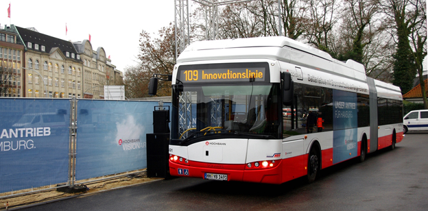 På onsdagen var det världspremiär för batteridrivna bussar med räckviddsförlängare som drivs av bränsleceller.. Två Solaris ledbussar sattes i trafik på den särskilda innovationslinjen i Hamburg. Foto: Solaris.