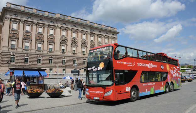 Sightseeingbussar blev populära skolbussar i Stockholm. Foto: Ulo Maasing.