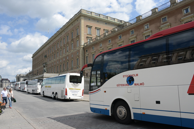Turistbussarna kring Stockholms slott är många. Inte kul, tycker kungafamiljen. Foto: Ulo Maasing.