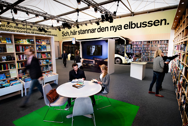 Busshållplats inne i biblioteket? Jojomensan – med elbuss går det! Foto: Volvo.