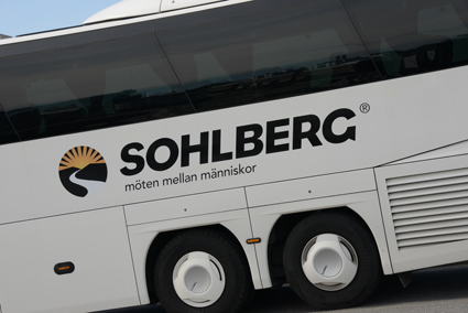 Med sina ca 120 fordon är Sohlberg Buss ett av landets största privata bussföretag. Förutom en del skoltrafik i Västra Götaland arbetar företaget uteslutande med turist- och beställningstrafik. Foto: Ulo Maasing.
