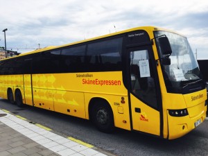 SkåneExpressen i full fart på Strömbron i Stockholm.