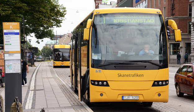 Att vara ung förälder och ta med sitt barn på bussen kan bli dyrt i Skåne. Foto: Ulo Maasing.