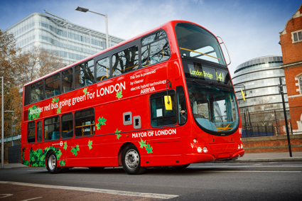 Dubbeldäckade hybridbussar har blivit en storsäljare för Volvo i Storbritannien. Foto: Volvo.