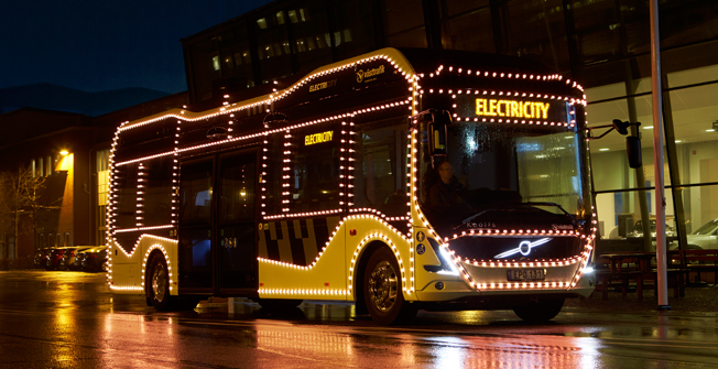 Elbuss i Göteborg blir rullande julshow. Foto: Volvo Bussar.