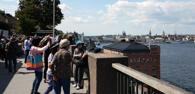 Utländska turister beundrar utsikten från Fjällgatan i Stockholm. Foto: Ulo Maasing.