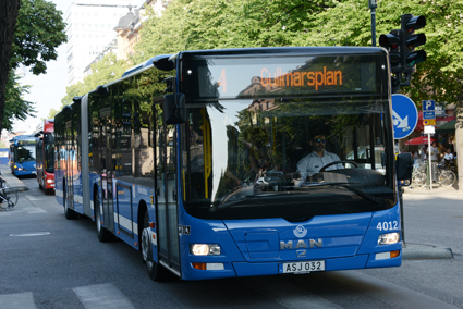 Stoppa planerna på att göra om stombuss 4 i Stockholm till spårväg, kräver (S). Foto: Ulo Maasing.