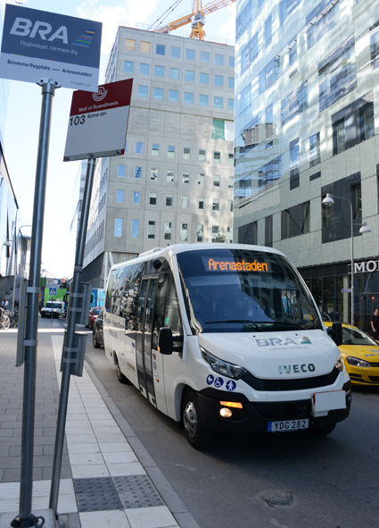 I Arenastaden stannar elbusslinjen vid två hållplatser som man delar med SL:s bussar.