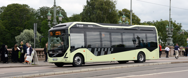 Sveriges Bussföretag vill att elbusspremien ändras. Idag kan den bara sökas av kollektivtrafikmyndigheter och kommuner. Men EU öppnar för att stöd kan utgå till alla lågemissionsbussar i upphandlad trafik. Foto: Ulo Maasing.