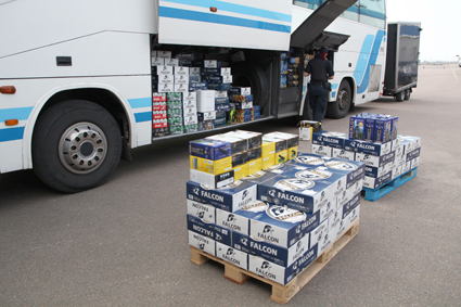 Väldiga mängder alkohol smugglas in med de så kallade spritbussarna. Sedan säljs den vidare bland annat till ungdomar i Sverige. Foto: Tullverket.