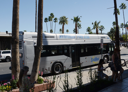 I USA går Kalifornien i täten för satsningar på emissionsfria bussar. Här är en av Sun Transits fem bränslecellsbussar i Palm Springs.2018 ska man få ytterligare tio bussar. Foto: Ulo Maasing.