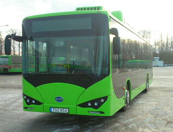 En av de elbussar i Eskilstuna som nu hyllar rockbandet Kent. Foto: Transdev.