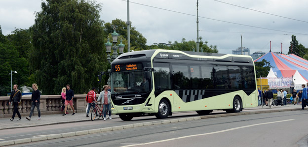 Elbnuss på linje 55 i Göteborg. Bussen betalar omkring 20 000 kronor i elskatt om året,medan en spårvagn som kör på spåren intill är befriad från elskatt. Foto: Ulo Maasing.