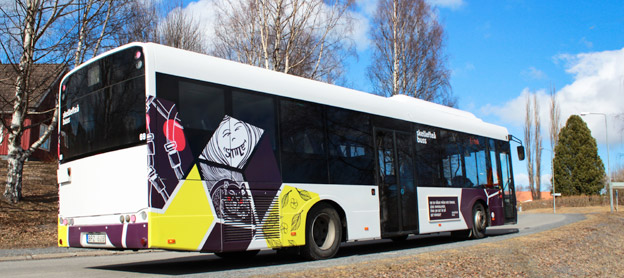 En specialdesignad omtankebuss rullar nu på Skellefteås gator. Foto: Skellefteå Buss.