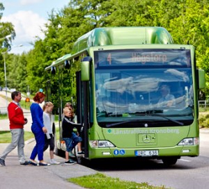 Länstrafiken Kronobergs Thomas Nilsson läxar upp Bergkvarabuss för lackeringsarbeten i Växjö.