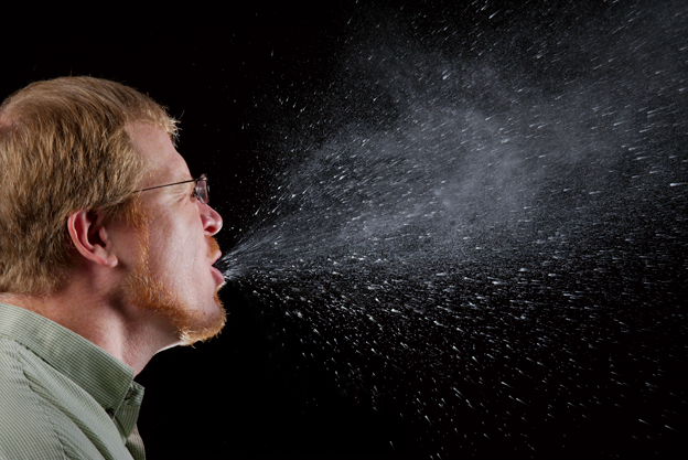Retar resenärer. Den här bilden visar hur salivdroppar sprids vid en häftig nysning om man inte håller för munnen när man nyser eller hostar. Bild: James Gathany, CDC Public Health Image library/Wikimedia Commons.